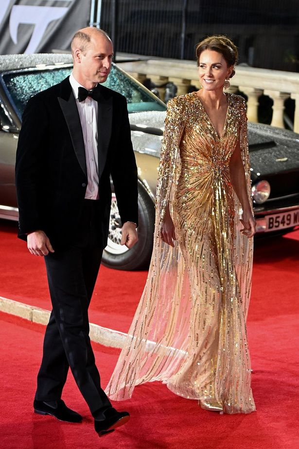『007／ノー・タイム・トゥ・ダイ』(公開中)のワールドプレミアで披露したゴールドのドレスは世界中から好評！
