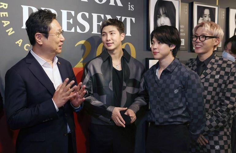 BTSもサプライズ訪問！韓国映画俳優200人の写真展「THE ACTOR IS PRESENT」、釜山国際映画祭で開催