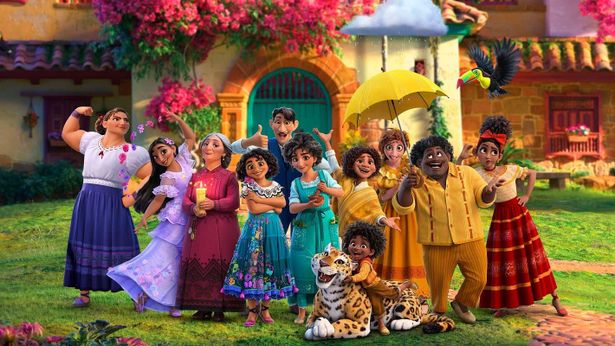 ディズニー最新作のミュージカル・ファンタジー『ミラベルと魔法だらけの家』家族集合写真が解禁