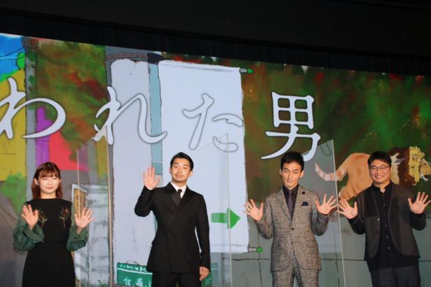 【写真を見る】草なぎ剛、「捨てられた男」の仲野太賀、伊藤沙莉らとの登壇に拍手！
