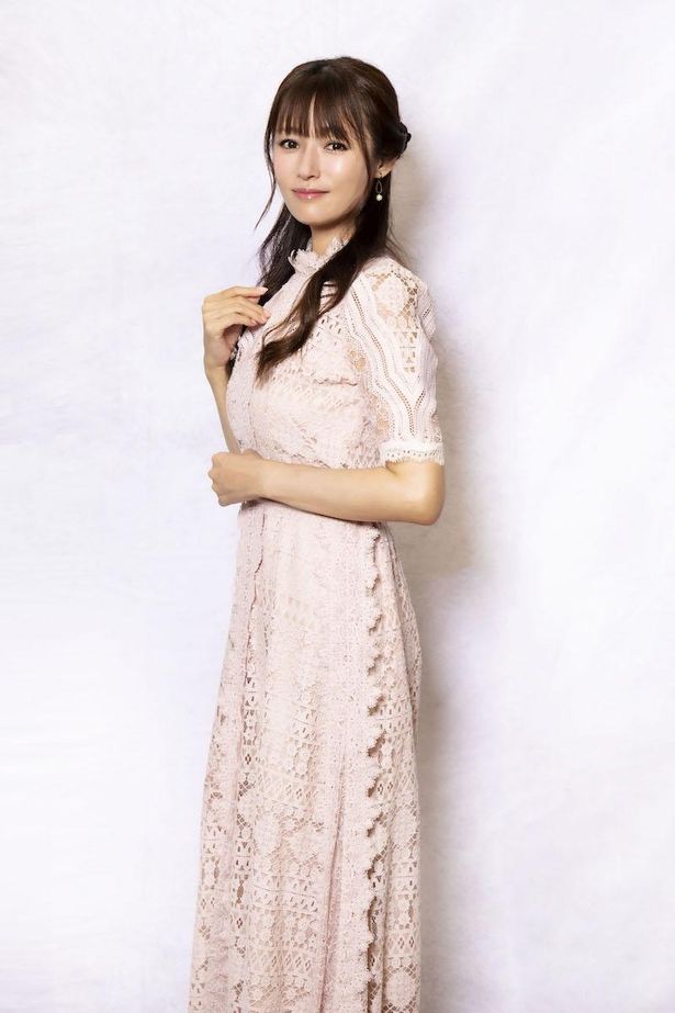 【写真を見る】淡いピンクのレースドレスでインタビューに登場！深田恭子の最新撮り下ろしショット