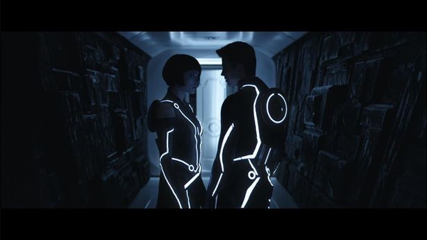 コンピュータ内のサイバー空間を、最新技術による革新的映像で描く『トロン：レガシー』