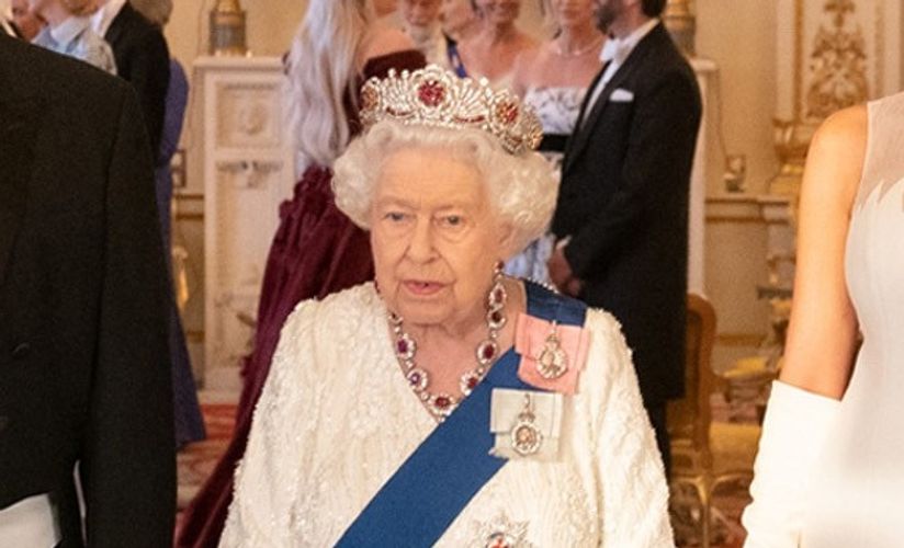 エリザベス女王、マティーニ禁止令も健康に問題なし!? 杖なしで公務へ