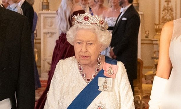 エリザベス女王、大事な式典を前にドライ・マティーニ禁止令？