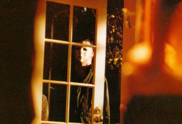 15年間精神病院にいたマイケルは、ハロウィンの夜に脱走し殺戮を繰り返す(『ハロウィン(1978)』)