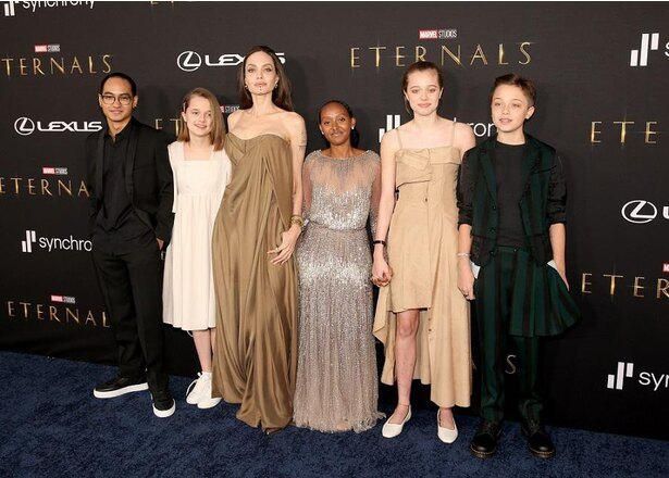 【写真を見る】『エターナルズ』のレッドカーペットに登場したアンジーと子どもたち。次女シャイロ(右から2番目)もドレスアップ！