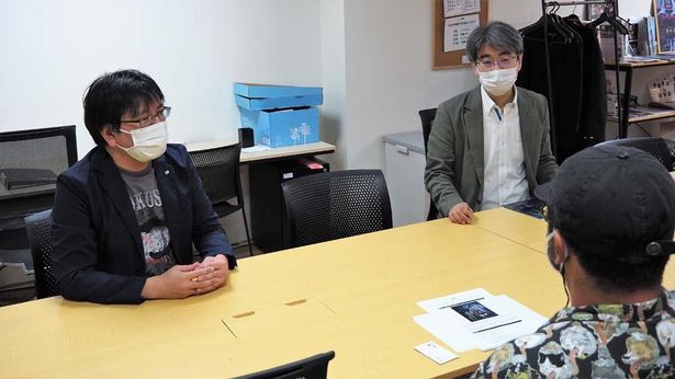 柴田誠ディレクター(中央)と菊地啓介プロデューサー(右)は、ホラーゲームの現場ならではの体験を語る