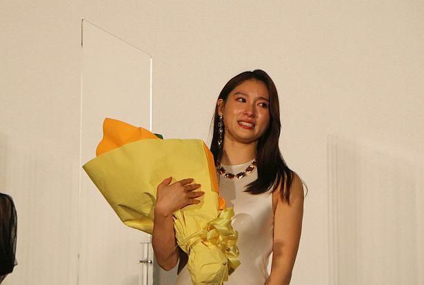 土屋太鳳は白のドレス姿で登壇。サプライズ動画に感涙した