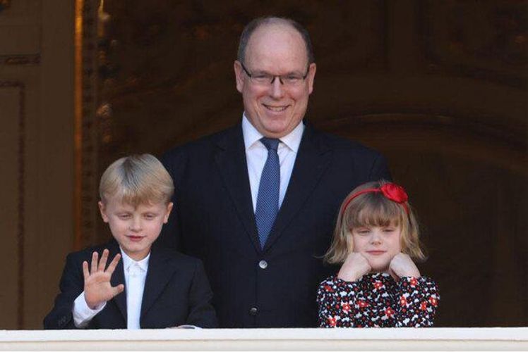 モナコのアルベール2世大公、双子の子どもたちとCOP26出席のため英国へ