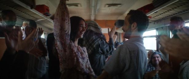 シリアで暮らすサムは列車内で恋人のアビールにプロポーズをするが、その時の発言で国家反逆罪に問われてしまう