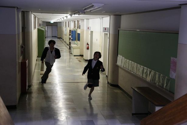 教室、廊下、屋上…監督の母校をめいっぱい使って撮影された『彼女はひとり』