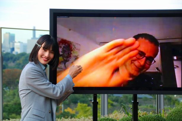 【写真を見る】橋本愛がバフマン・ゴバディ監督とオンラインで握手！