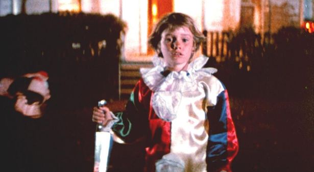 幼い少年マイケルが姉をメッタ刺しにするショッキングな展開から物語はスタートする(『ハロウィン(1978)』)