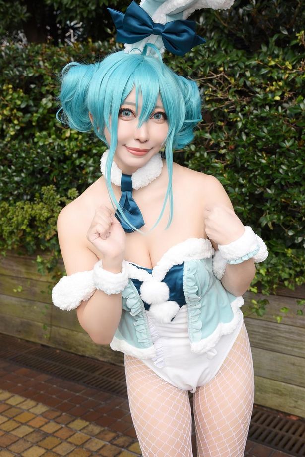 ボーカロイドの初音ミクに扮する ぬえっちゃさん