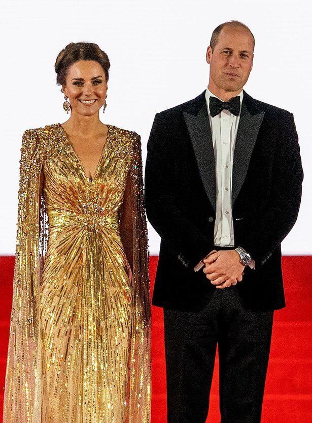 『007／ノー・タイム・トゥ・ダイ』プレミアでは、ボンドガールにインスパイアされたドレスを着用