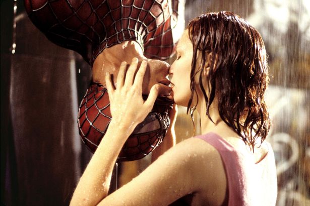 【写真を見る】「名キスシーン」と言えばな『スパイダーマン』の“逆さ吊りのキス”。雨の中というのもグッとくる