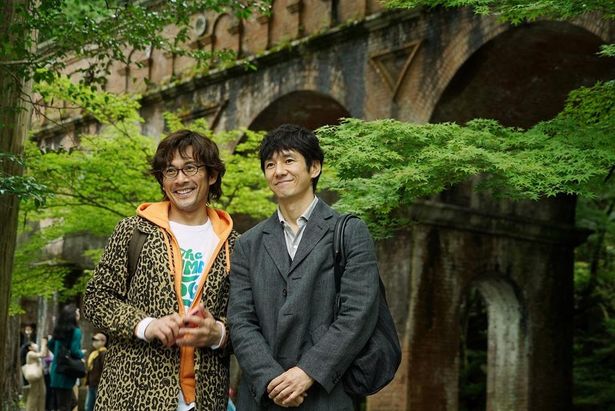 【写真を見る】京都旅行に出かけたシロさんとケンジが観光スポットで仲良く記念撮影！