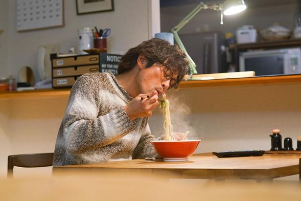 大みそか、シロさんが実家に帰省中のため、2人だとめったに食べられない具材たっぷりの味噌ラーメンを夢中ですするケンジ(ドラマ「きのう何食べた？」第5話)