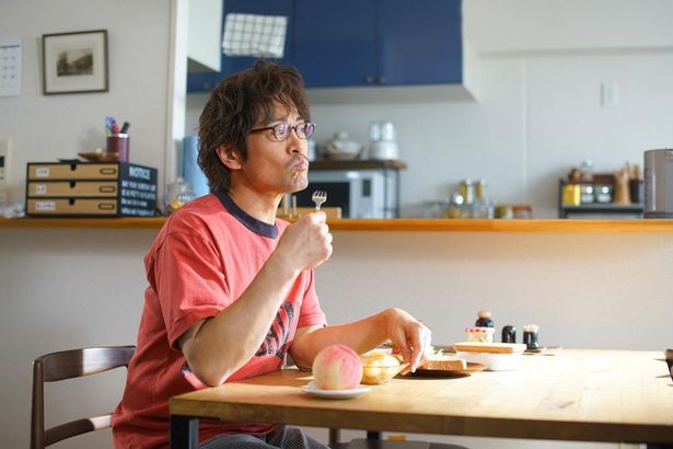 シロさんが佳代子からもらってきた大好物の桃をおいしそうにほおばるケンジ(ドラマ「きのう何食べた？」第8話)