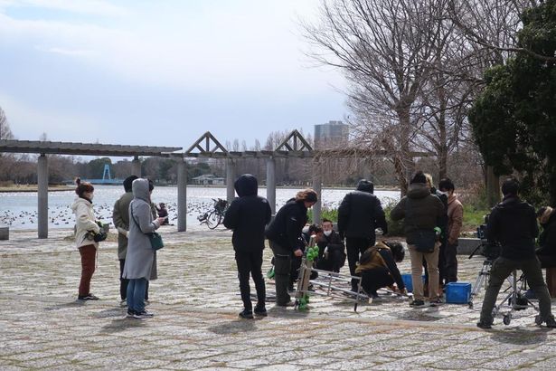 記念広場では、高坂が女子高生の佐薙と会い、初めて言葉を交わすシーンを撮影した
