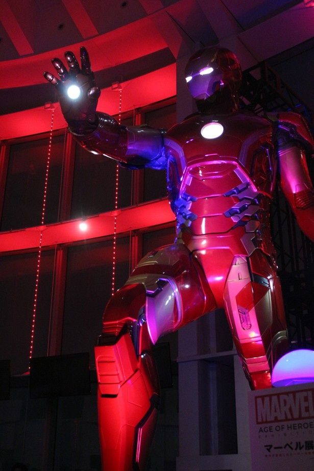 【写真を見る】全長5メートル！超巨大アイアンマンがライトアップ！