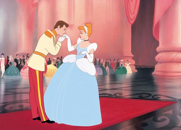 フェアリー・ゴッドマザーの魔法でドレス姿になったシンデレラに王子は一目惚れ…(『シンデレラ』)