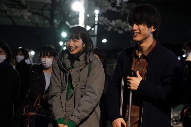 『余命10年』の現場で笑顔を見せる小松菜奈と坂口健太郎