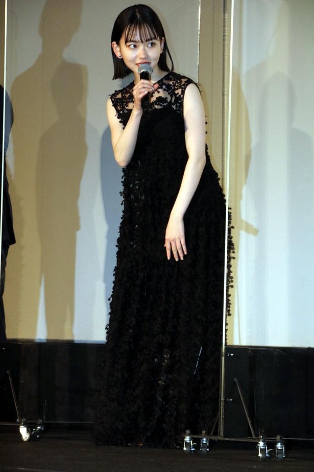 【写真を見る】山田杏奈、黒いレースのドレス姿の全身ショット