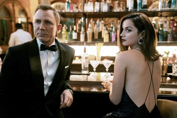 『007／ノー・タイム・トゥ・ダイ』より、ジェームズ・ボンドに協力するアナ・デ・アルマス演じるキューバのエージェント
