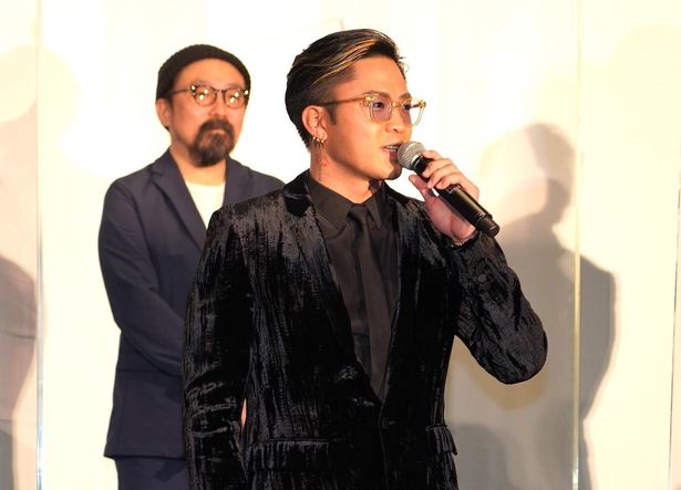 関口主演の「真夜中のひとりたち」で主題歌を担当した数原龍友