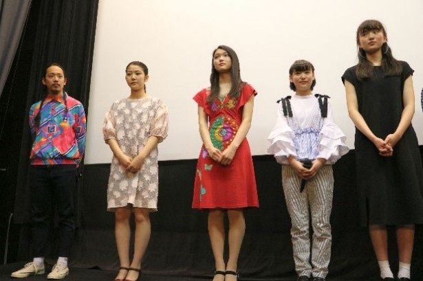 映画内で“金魚事件”に絡む4人の女子中学生を演じたメンバー