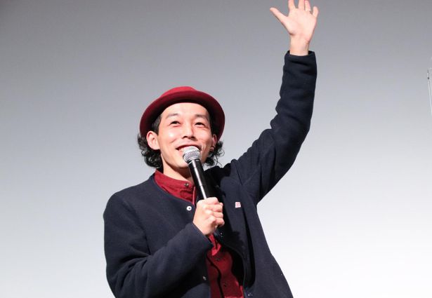 【写真を見る】観客からの質問にも答えた上田慎一郎監督、笑顔いっぱいで手を振る
