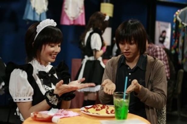 グラビアアイドル・亜矢乃とD-BOYSのイケメン・柳浩太郎の共演で、倒錯した愛の世界を描き出す