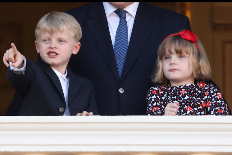 モナコ王室の双子の子どもたち、テーマパークで一足早いクリスマスを堪能！
