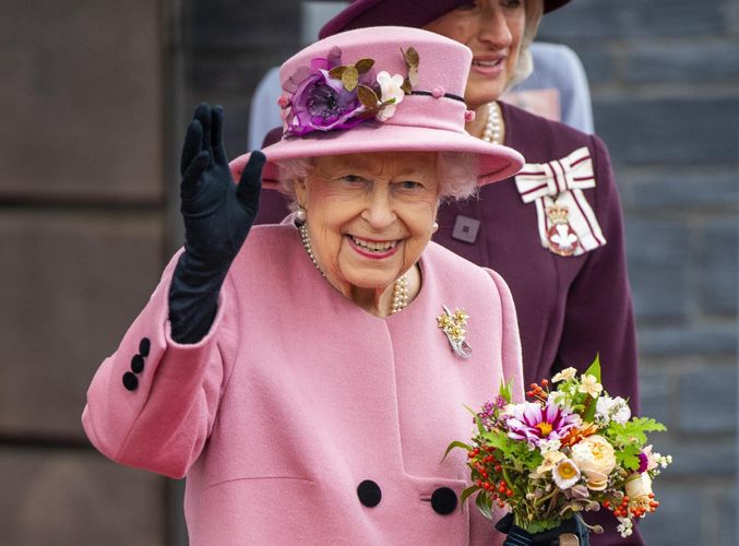 エリザベス女王、オミクロン株の脅威にも負けず元気に対面公務