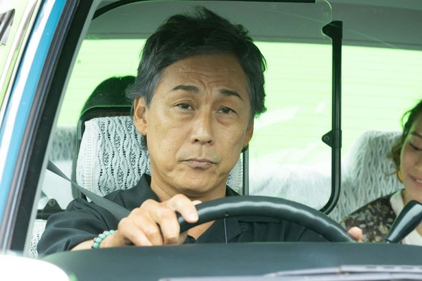KEMURIの伊藤ふみおが扮する沖縄のタクシー運転手、春男とどんなつながりがあるのか…