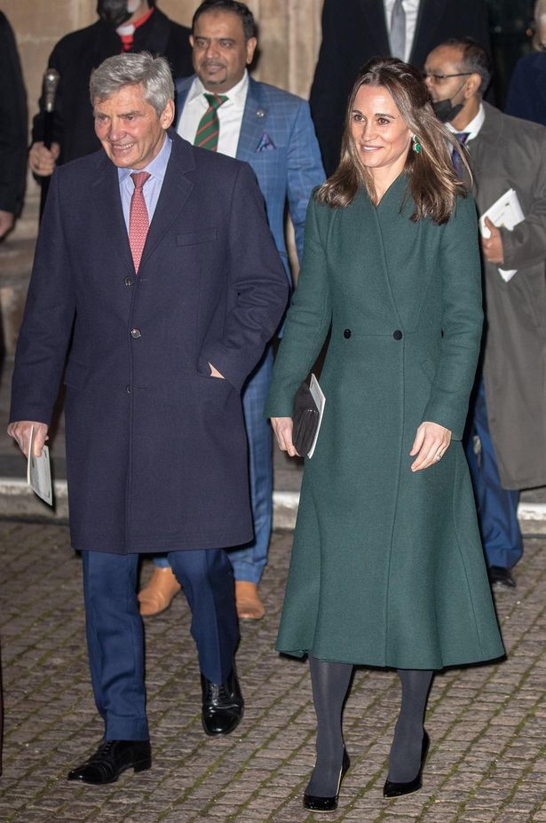キャサリン妃の父と、妹ピッパはダークグリーンのコートにグリーンのイヤリング