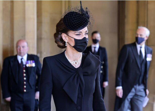 一部メディアではフィリップ王配の葬儀での黒いコートドレスと酷似していることを指摘