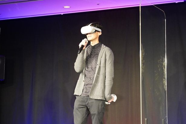 VRセットをつけて登場した野口プロデューサー