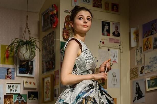 お手製の新聞紙ドレスを着用した、60年代のファッションに憧れるエロイーズ