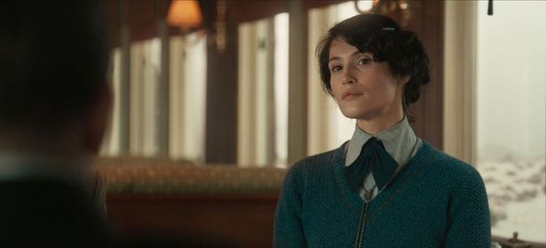 ジェマ・アータートン演じるオックスフォード家に使える使用人で射撃の腕がピカイチのポリー