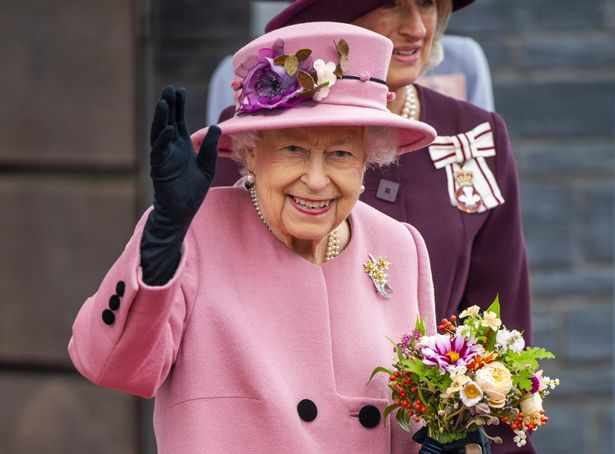 【写真を見る】エリザベス女王、御年95歳の屈強な精神は女王本来の気質!?
