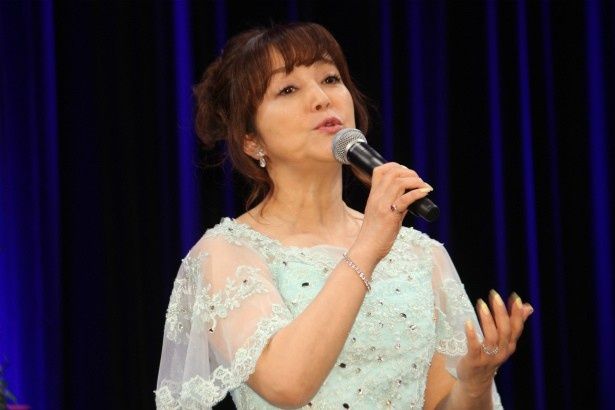 日本語吹替版のポット夫人の声優を務めた岩崎宏美