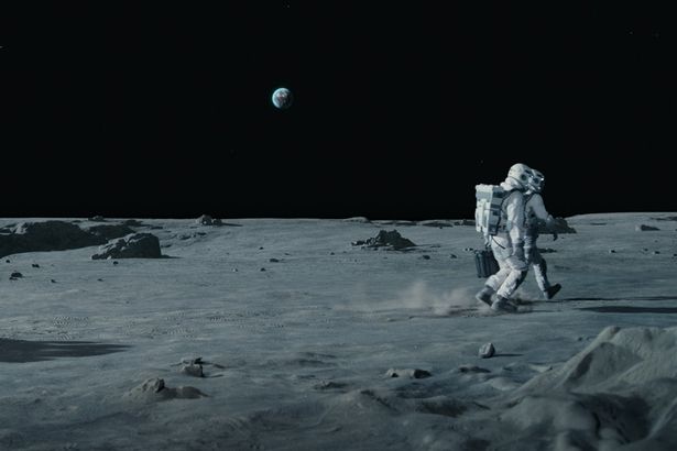 人類生存の答えを求めて月へ向かう探査隊
