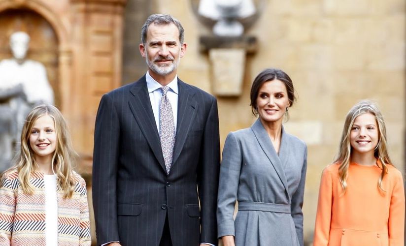 2人の王女たちがすっかり大人っぽく！スペイン王室、家族のクリスマスカードをお披露目