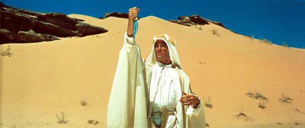 シネマスコープによる広大な“砂漠”のモチーフは『アラビアのロレンス』を参考にしたという