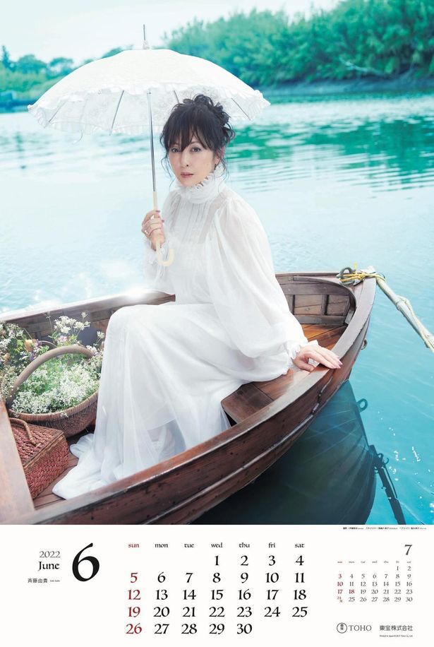 斉藤由貴は真っ白なドレス＆傘でボートに佇む姿を披露