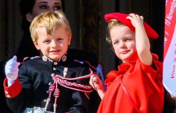 モナコ公室の双子たち、クリスマスは国外療養中のシャルレーヌ公妃を訪問