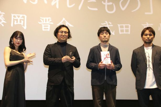 豆魚雷賞は『私にふれたもの』の藤岡晋介監督と武田真悟監督(中央)