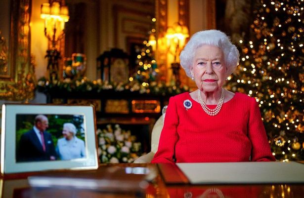 【写真を見る】フィリップ王配との写真＆思い出のブローチと共に…クリスマスに亡き夫を偲んだエリザベス女王